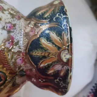 Jarrón antiguo de cerámica y porcelana