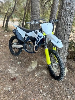 Husqvarna 450 FC Motocross Blanca y Amarilla
