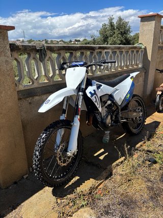 Husqvarna 450 FC Motocross moto muy mimada