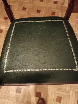 Silla de madera con asiento de skai