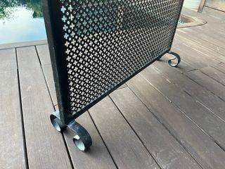 Salva chispas chimenea de hierro negro