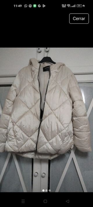 Plumífero beige con capucha