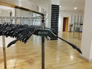 Perchas Genial Negras y Plateadas