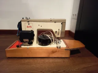 Maquina de coser Alfa beige