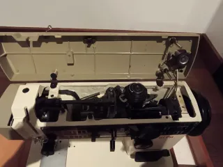 Maquina de coser Alfa beige