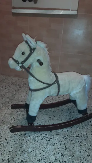 Caballo balancín infantil