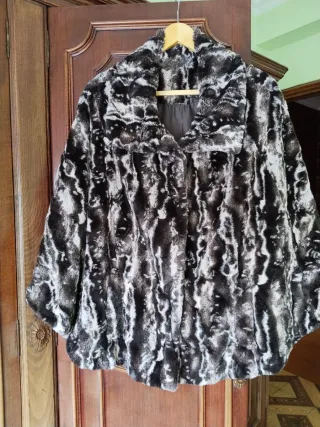 Capa imitación piel marron y blanca