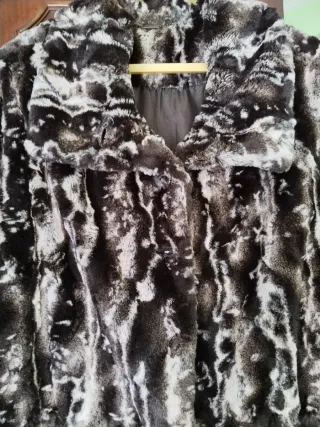 Capa imitación piel marron y blanca