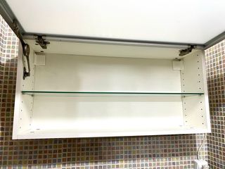 Armario de baño plateado y blanco