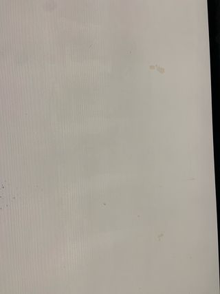 Escritorio blanco con cajón negro