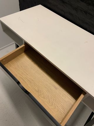 Escritorio blanco con cajón negro