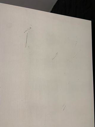 Escritorio blanco con cajón negro