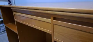 Escritorio de madera con cajones