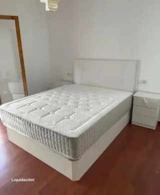 Cama canapé con cabecero blanco