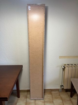 Estantería de madera estrecha