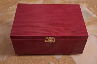 Scatola in legno con giochi