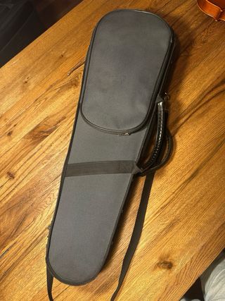 Viola Yamaha VA5 14” con arco y funda.