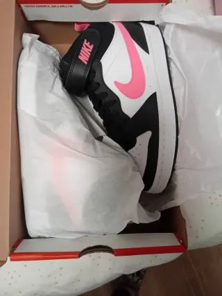 Zapatillas Nike Blancas , Rosas y negras