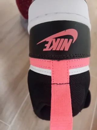 Zapatillas Nike Blancas , Rosas y negras