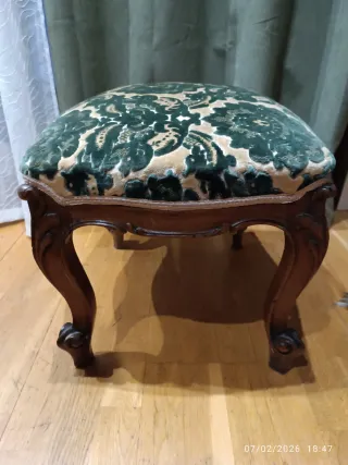 Puf antiguo madera tallada y terciopelo