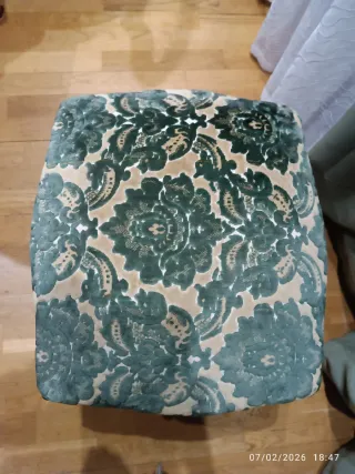 Puf antiguo madera tallada y terciopelo