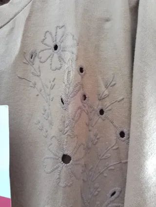 Camiseta  mujer manga corta bordada Lefties.