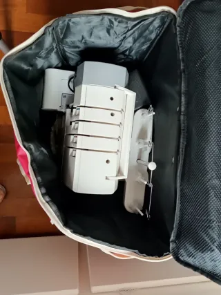 Trolley para máquina de coser roja, de La Canilla.