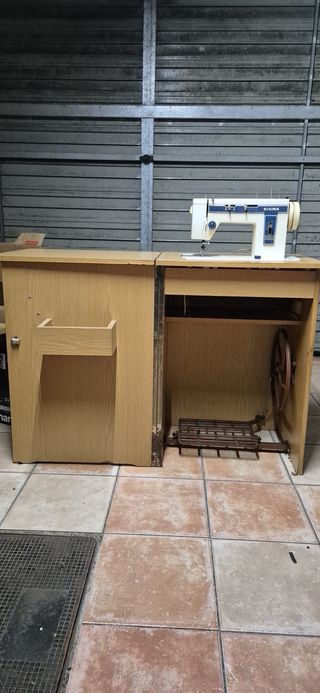 Máquina de coser antigua de madera y metal