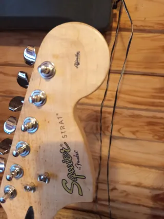 Guitarra Squier Strat Affinity Series Roja