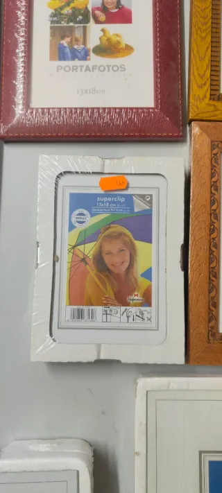 Trece o catorce portafotos de varias medidas