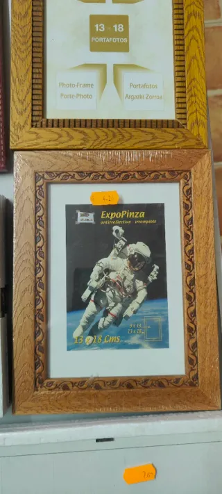 Trece o catorce portafotos de varias medidas