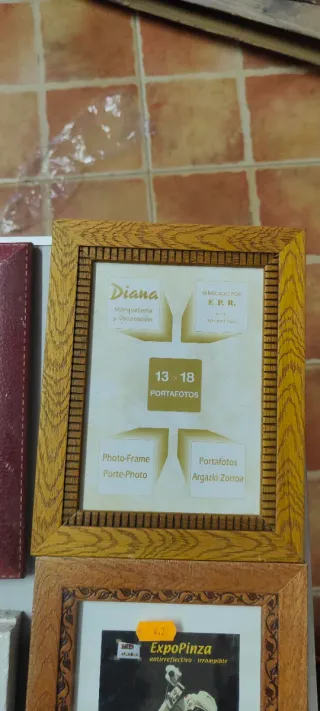 Trece o catorce portafotos de varias medidas