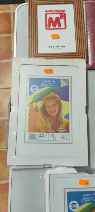 Trece o catorce portafotos de varias medidas