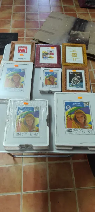 Trece o catorce portafotos de varias medidas