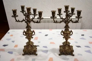 Juego de 2 candelabros de bronce