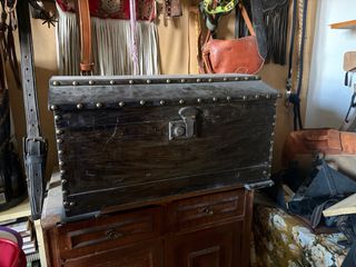 Antigüedad baúl madera y metal