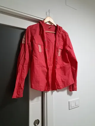 Chaqueta roja con capucha talla L