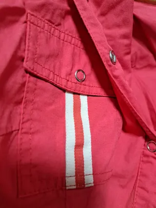 Chaqueta roja con capucha talla L
