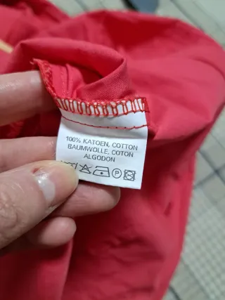 Chaqueta roja con capucha talla L