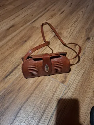 Bolso de mano de cuero marrón