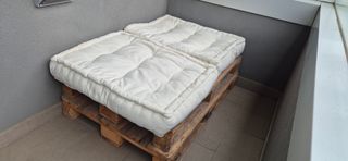 Sofá de palets con cojines