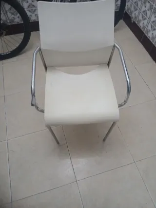 Sillas de metal y plástico