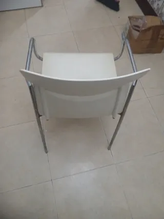 Sillas de metal y plástico