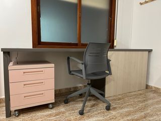 Silla de oficina gris con ruedas