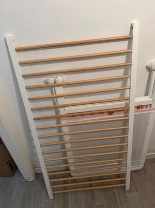 Cuna blanca con barrotes de madera