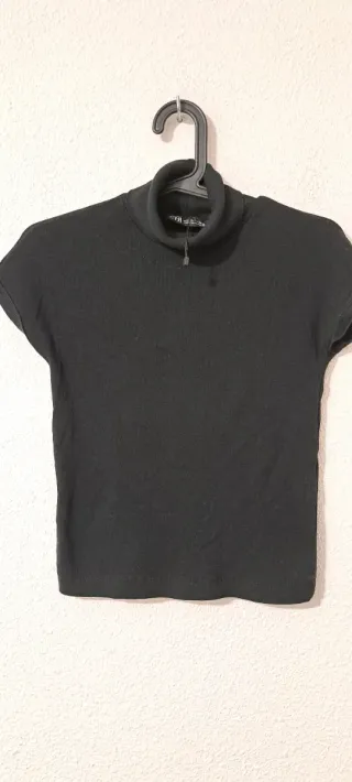 Camiseta Zara cuello alto manga corta