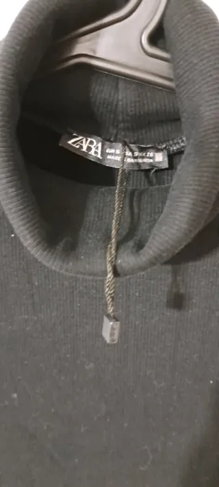 Camiseta Zara cuello alto manga corta