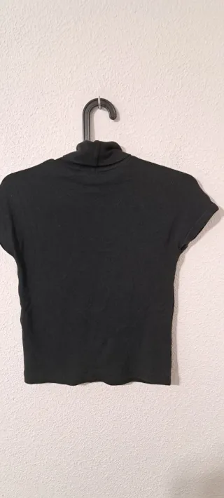 Camiseta Zara cuello alto manga corta