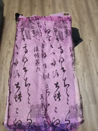 Cortinas roja y de  diseño oriental