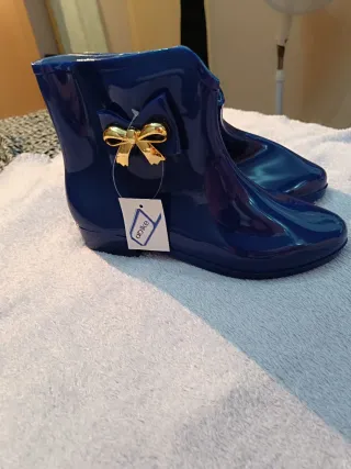 Botas de agua azules con lazo dorado